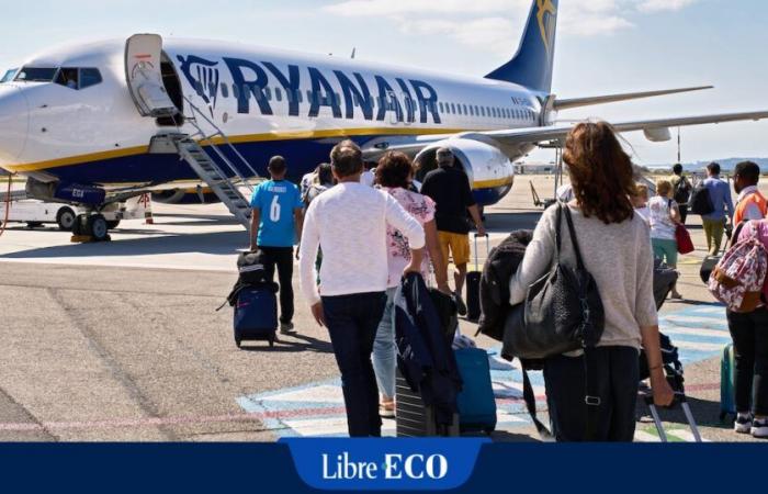 Pronto será necesario disponer de un smartphone para poder subir a un avión de Ryanair: “Una práctica discriminatoria”, según Testachats