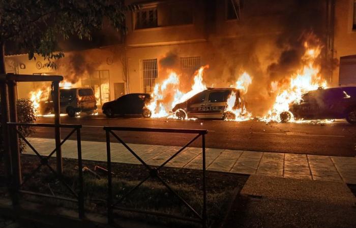 “No somos carne de cañón”, cuatro coches de policía incendiados frente a la comisaría de Cavaillon