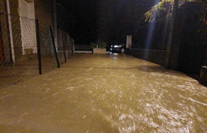 En Orne, Ceton, bajo el agua, la residencia de ancianos y el ayuntamiento se inundaron