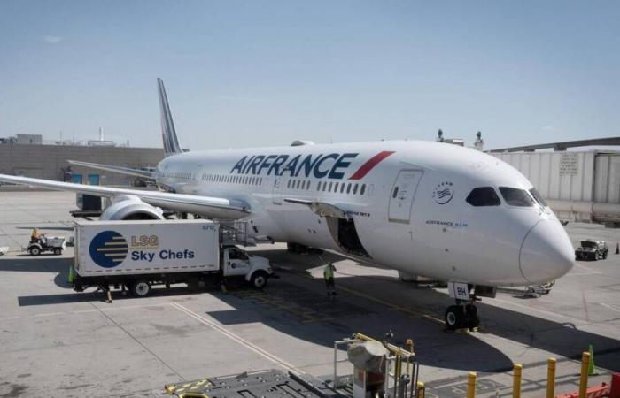 Avión de Air France termina en el aire durante un ataque con misiles