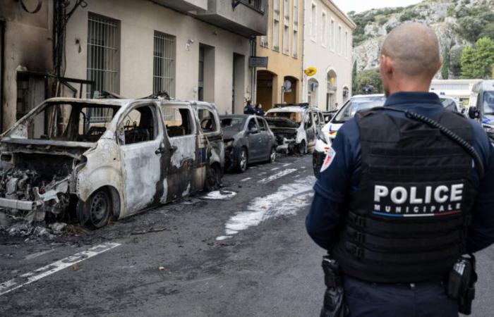 Cuatro coches de policía incendiados delante de la comisaría; el CRS 81 se desplazó al lugar