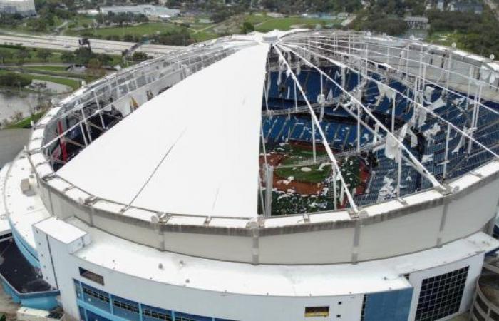 El huracán Milton arranca el techo del área Tropicana de los Rays. Fue construido para soportar vientos de 115 mph.