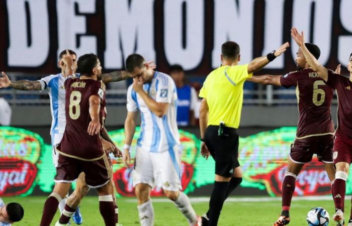 críticas por las pésimas condiciones del campo de juego en el Estadio Monumental de Maturín en el partido Venezuela vs. Argentina