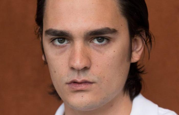 Dos meses después de la pérdida de su padre, el hijo de Alain Delon abandonó Francia