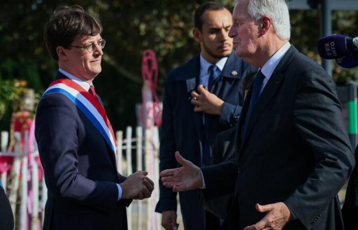 Sacha Houlié como agitador durante el viaje de Michel Barnier