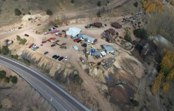 12 turistas varados tras accidente fatal en mina de oro de Colorado