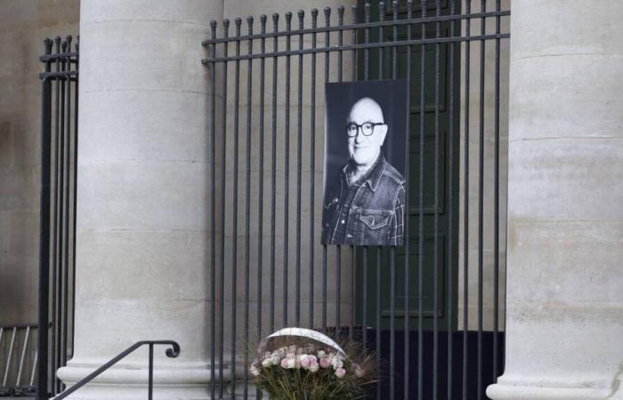 Varios cientos de personas en la iglesia de Saint-Eustache en París