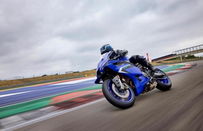 ¡119 caballos de fuerza, suspensión KYB totalmente ajustable, kit aerodinámico! La Yamaha YZF-R9 2025 con un precio de NT$ 402.000 sale a la venta en el extranjero | SUPERMOTO8