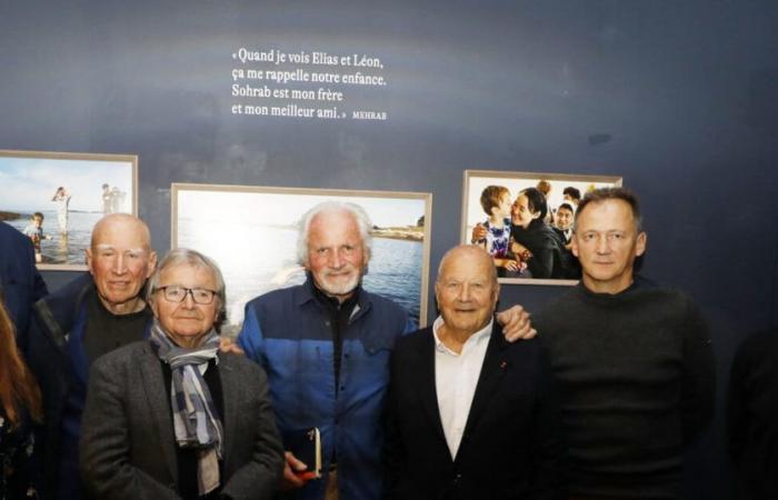 Yann Arthus-Bertrand admira, junto a Marc Ladreit de Lacharrière, una obra poderosa y rara