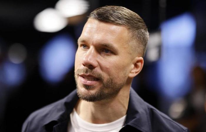 El jubileo de Lukas Podolski se vio arruinado por los enfrentamientos entre sus seguidores