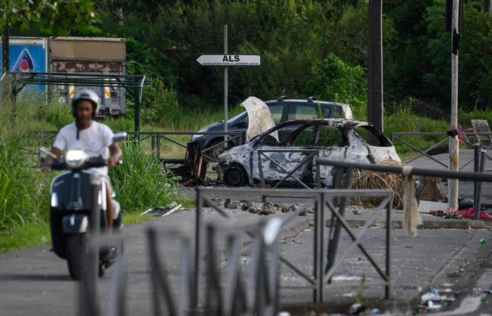 el aeropuerto cerró tras un grupo de manifestantes en la pista; el hospital universitario desencadena el plan blanco