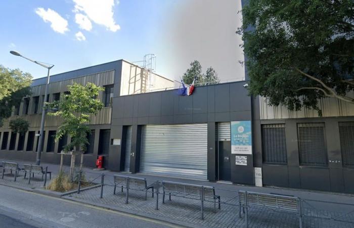 una escuela secundaria atacada con morteros de fuegos artificiales y contenedores de basura incendiados