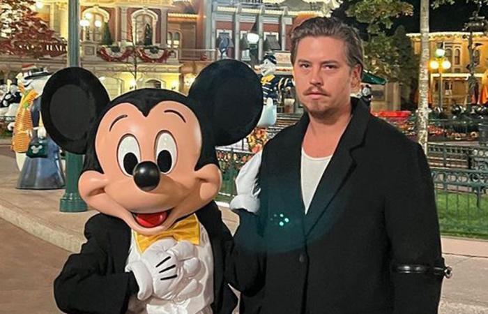 Cole Sprouse hace un viaje al pasado en Disneyland París