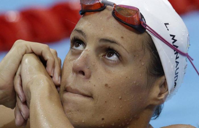 Laure Manaudou provoca un pequeño maremoto al sumergirse en la kinesiología