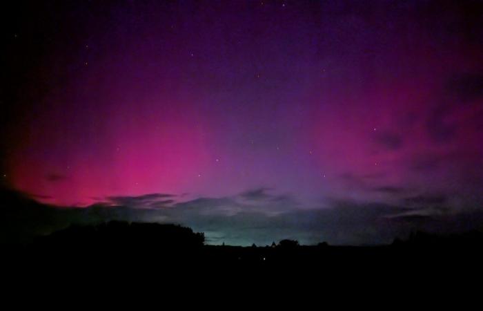 En imágenes. Auroras boreales de colores muy intensos admiradas en Maine-et-Loire