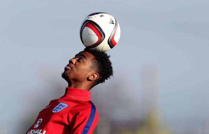 Desde primera fila, Angel Gomes presencia la sorpresiva caída de Inglaterra en Londres