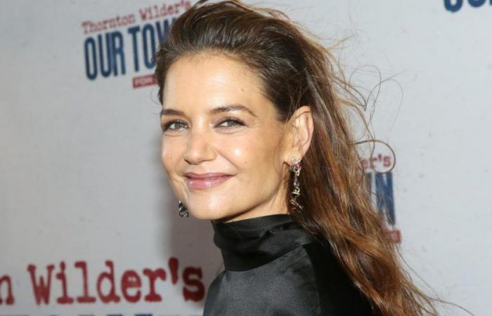 La espléndida aparición de Katie Holmes con un vestido de raso negro en Broadway