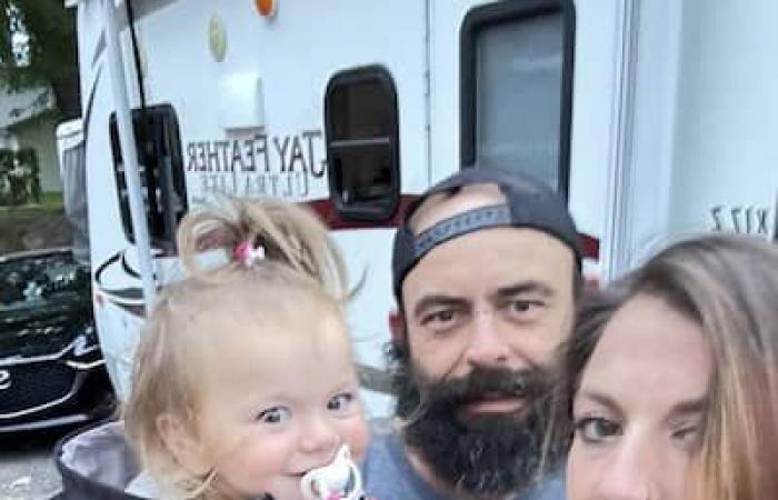 Una familia obligada a acampar frente a su casa durante meses.