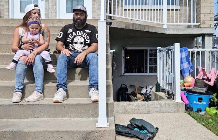 Una familia obligada a acampar frente a su casa durante meses.