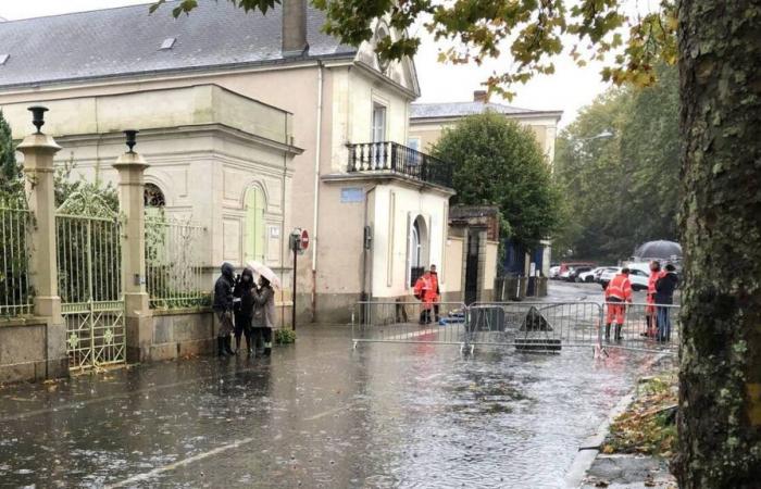 Una calle inundada y un negocio amenazado en La Flèche