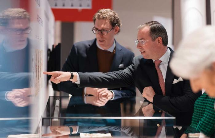 La pareja de herederos luxemburgueses sumergidos en la heráldica para la primera salida de Guillaume desde el traspaso de la lugartenencia