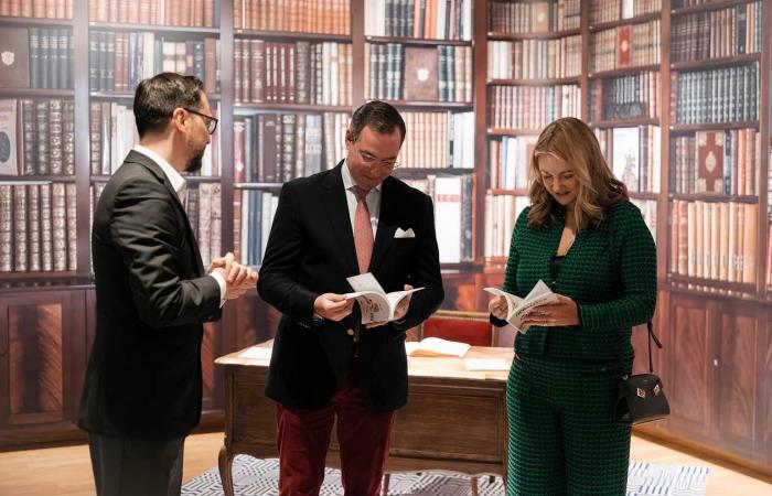 La pareja de herederos luxemburgueses sumergidos en la heráldica para la primera salida de Guillaume desde el traspaso de la lugartenencia