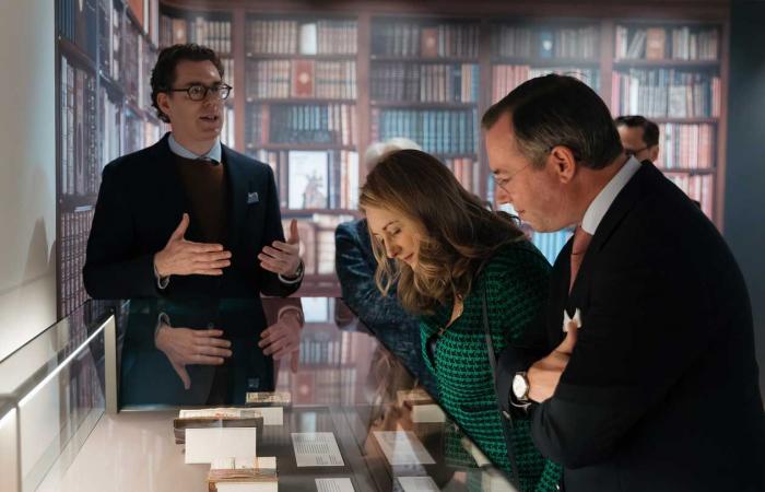 La pareja de herederos luxemburgueses sumergidos en la heráldica para la primera salida de Guillaume desde el traspaso de la lugartenencia