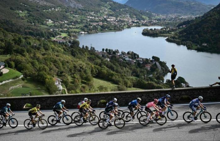 Cuatro franceses en la escapada, Pogacar tranquilo en el pelotón