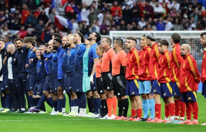 Yannou y Alonz ondean la bandera palestina tras el partido de serpentinas España-Francia