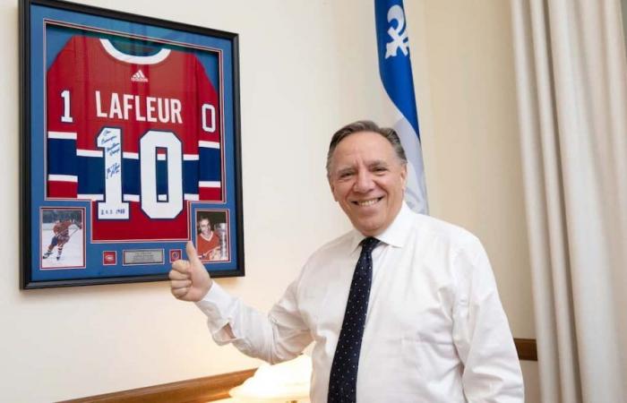 François Legault compró un jersey de Guy Lafleur con fondos públicos