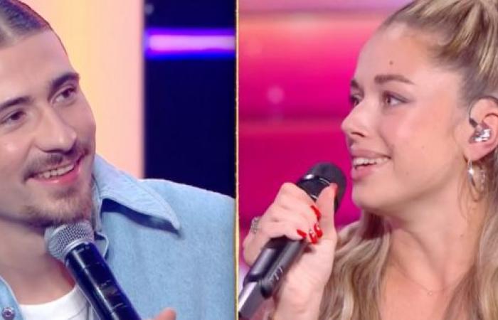 Emma canta delante de él un éxito de Pierre Garnier, el cantante hechizado