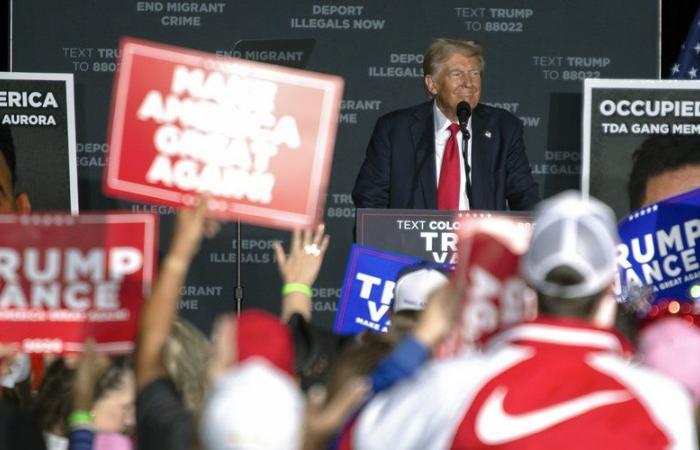 A menos de un mes de las elecciones presidenciales, Donald Trump pronuncia un violento discurso antiinmigración