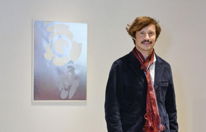 El artista Guy de Rougemont en el centro de atención durante una velada colorida