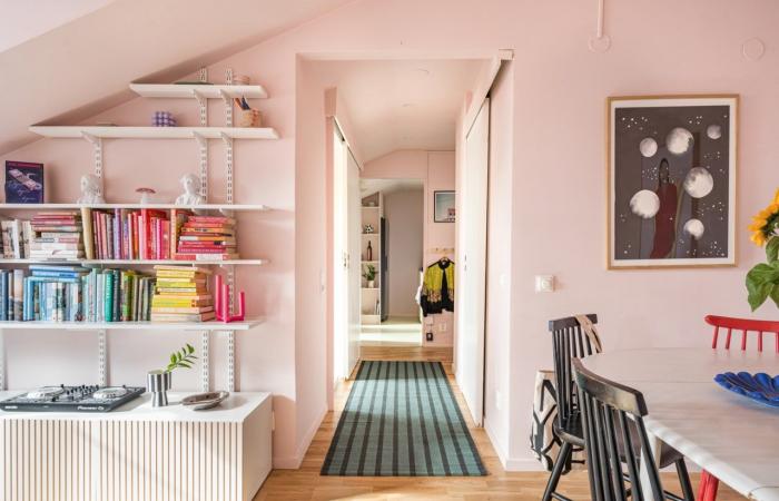 Un apartamento color pastel de 55 m2 bajo techo con un encanto único