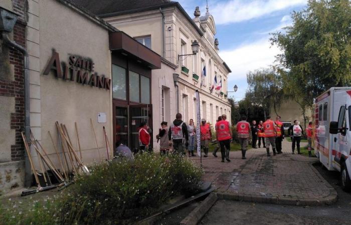 Tras la inundación en Crécy-la-Chapelle, vecinos, bomberos y asociaciones trabajan para limpiar la ciudad