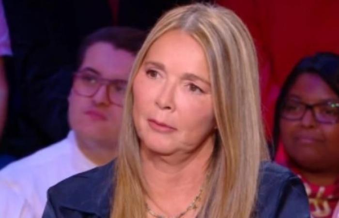 En una rara entrevista, Hélène Rollès estuvo anoche en el set de “Quelle époque” para recordar su éxito en los años 90 en Francia, pero también en Asia, donde se convirtió en una gran estrella – Ver