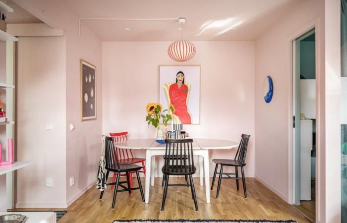 Un apartamento color pastel de 55 m2 bajo techo con un encanto único