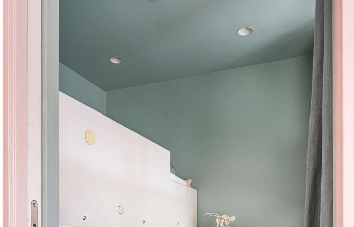 Un apartamento color pastel de 55 m2 bajo techo con un encanto único