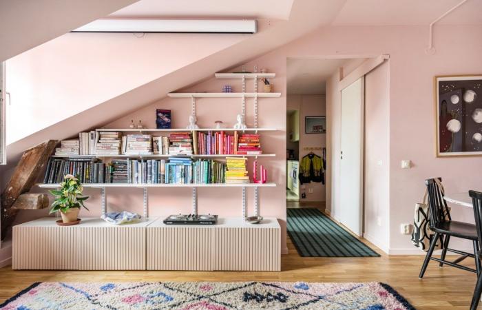 Un apartamento color pastel de 55 m2 bajo techo con un encanto único