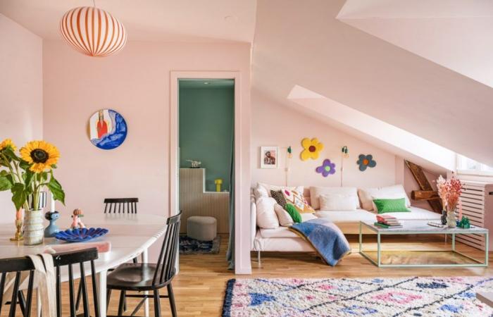 Un apartamento color pastel de 55 m2 bajo techo con un encanto único