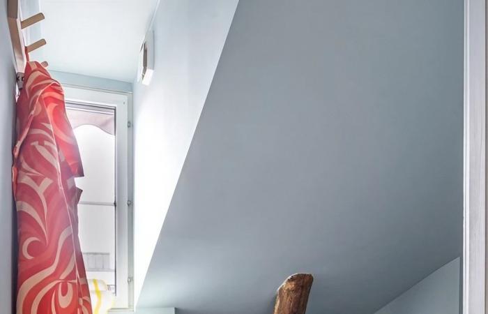 Un apartamento color pastel de 55 m2 bajo techo con un encanto único