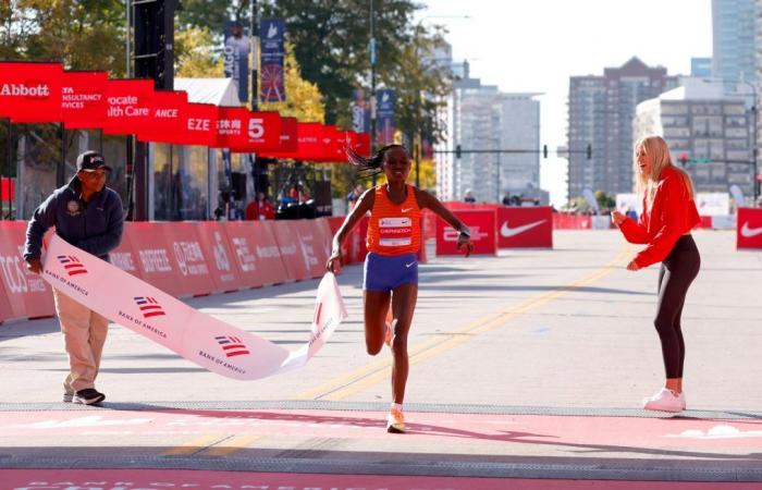 La keniana Chepngetich bate el récord mundial y se convierte en la primera mujer en bajar de 2h10