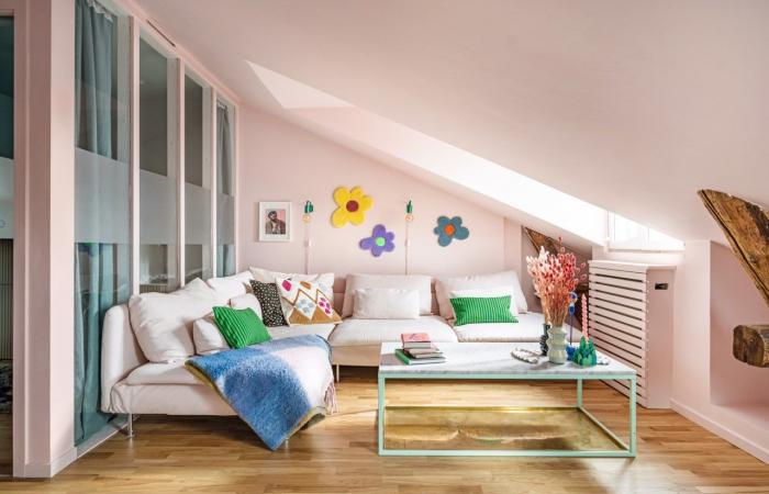 Un apartamento color pastel de 55 m2 bajo techo con un encanto único