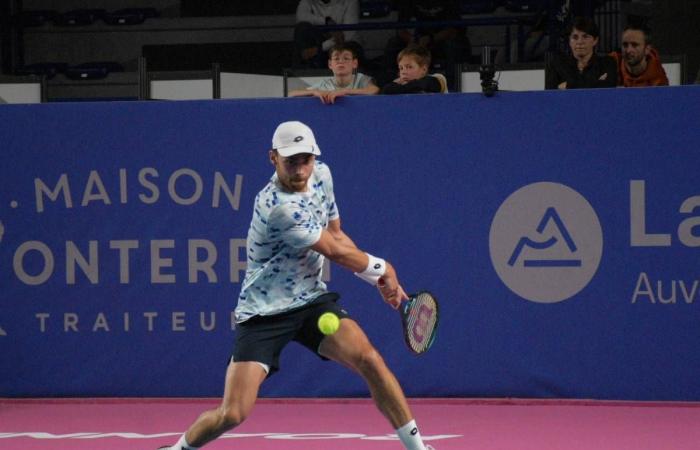 Mattéo Martineau y Benjamin Bonzi en la final del 3er Open de tenis de Roanne