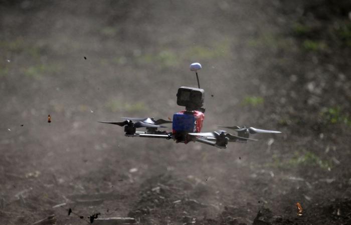 Incendio en una terminal petrolera controlado y lluvia de drones en ambos lados