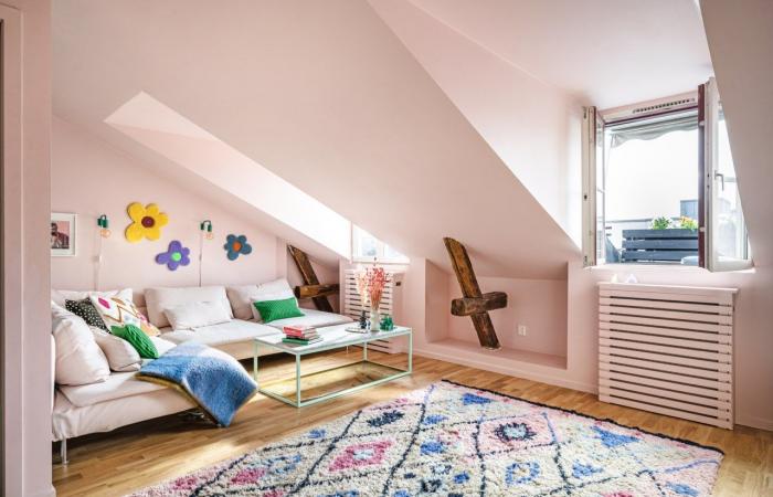 Un apartamento color pastel de 55 m2 bajo techo con un encanto único