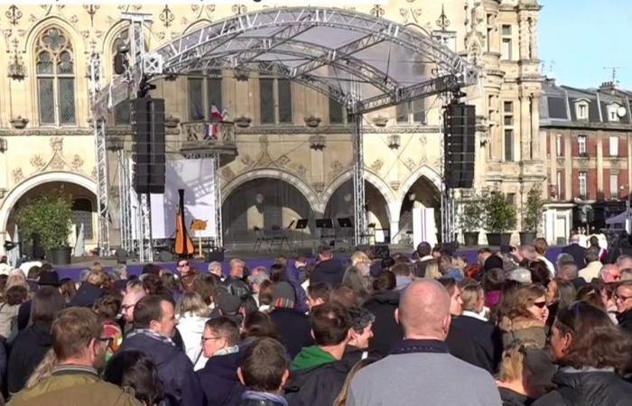 El alcalde de Arras rinde homenaje a Dominique Bernard durante una ceremonia en su memoria.