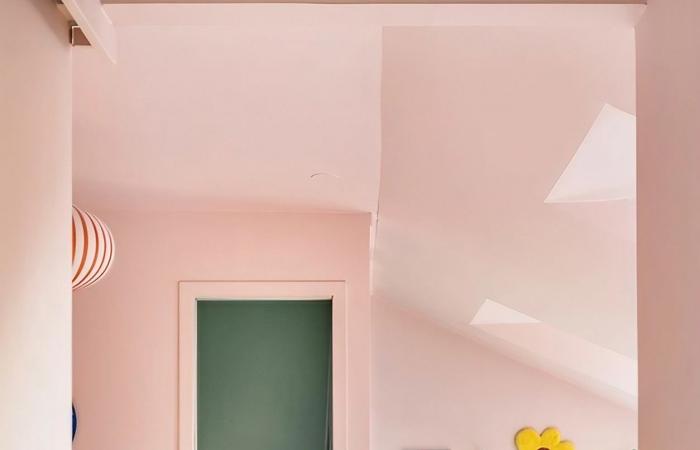 Un apartamento color pastel de 55 m2 bajo techo con un encanto único