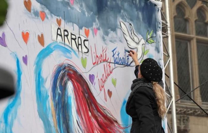 La memoria de Dominique Bernard celebrada en Arras, un año después del atentado