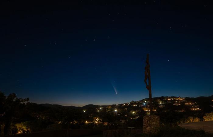 “Un rastro de polvo que refleja la luz del sol…” Este fotógrafo comenta sus fotografías del “cometa del siglo”